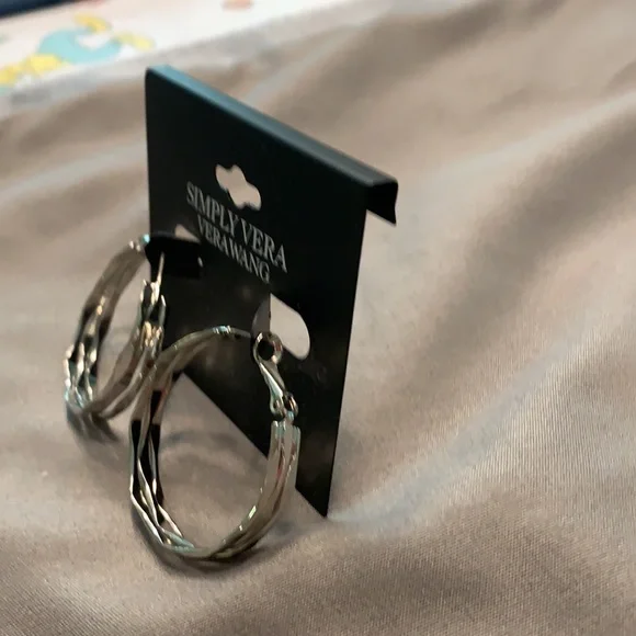 Brand new simply vera vera Wang earrings - Picture 2 of 8